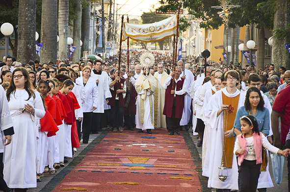 Nas ruas de Itu, fiéis celebram Corpus Christi