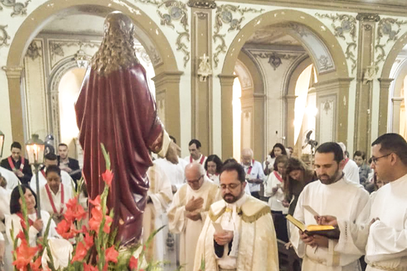 Devotos celebram a festa do Sagrado Coração de Jesus