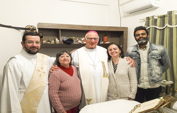 Dom Vicente visita famílias de ordenandos