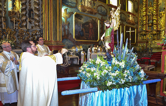 Fiéis  celebram São Miguel