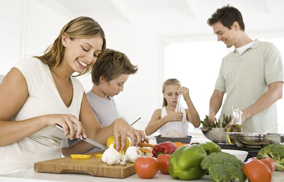 Em família: cozinhar em casa melhora as relações familiares