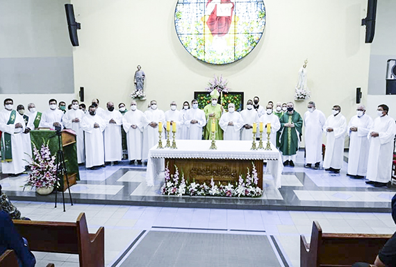 Candidatos ao diaconado são admitidos às Ordens Sacras
