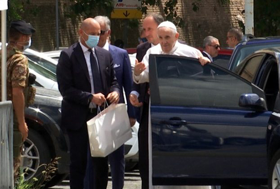Papa Francisco deixa hospital após cirurgia