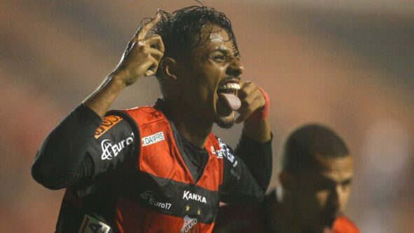 Gabriel Barros marca duas vezes, e Galo assume a vice-liderança do GC