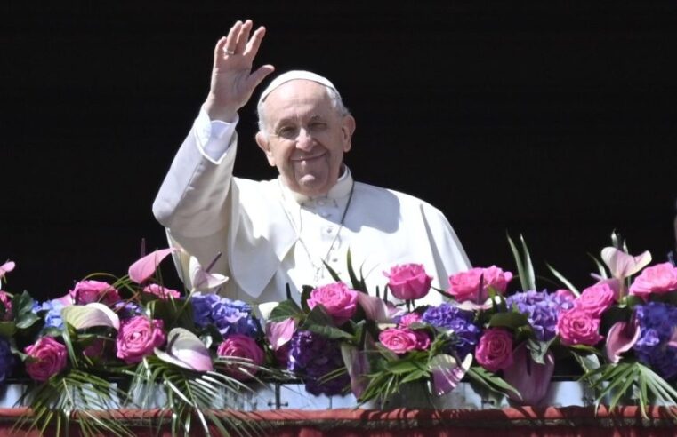 “Queridos irmãos e irmãs, feliz Páscoa! Jesus, o Crucificado, ressuscitou!”