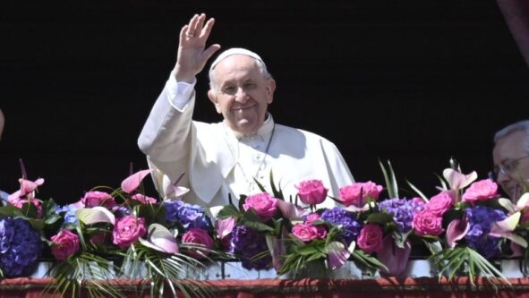 “Queridos irmãos e irmãs, feliz Páscoa! Jesus, o Crucificado, ressuscitou!”