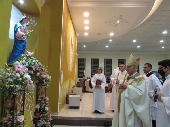 Igreja e altar dedicados a Nossa Senhora Auxiliadora