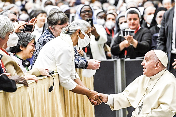 Papa às religiosas: caminhem ao lado dos irmãos e irmãs feridos de hoje