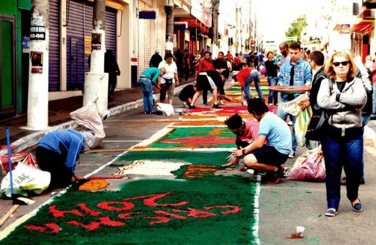 Procissão de Corpus Christi retorna com ruas ornamentadas