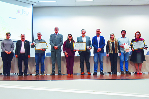 Câmara entrega Diploma e Medalha Monsenhor Camilo Ferrarini