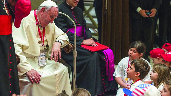 Papa recebe 160 crianças no sábado, inclusive algumas que fugiram da guerra