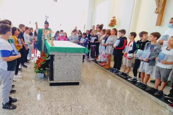 Crianças recebem Bíblias na Aparecida
