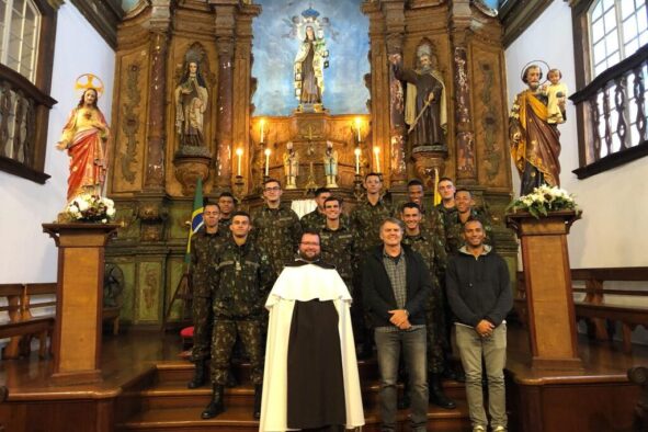 Militares participam de retiro no Carmo