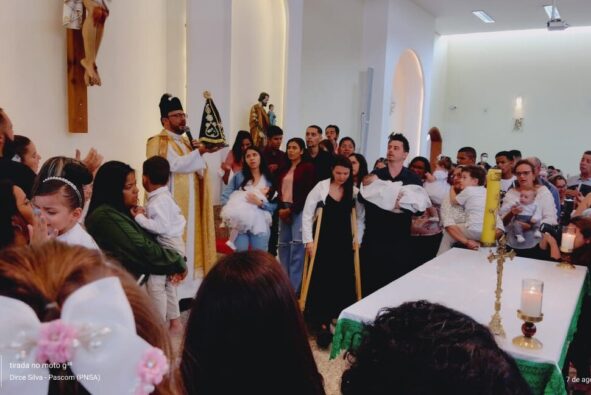 Paróquia Aparecida celebra batizados