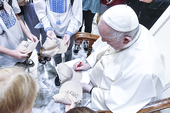 Papa com as crianças ucranianas assistidas pela Caritas