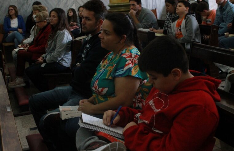 Paroquianos da Candelária participam de Tarde de Oração