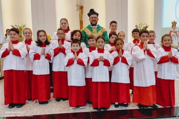 Paróquia Aparecida investe novos Pequenos Acólitos