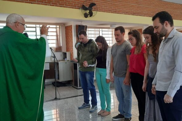 Noivos e catequizandos recebem bênção especial na São Camilo