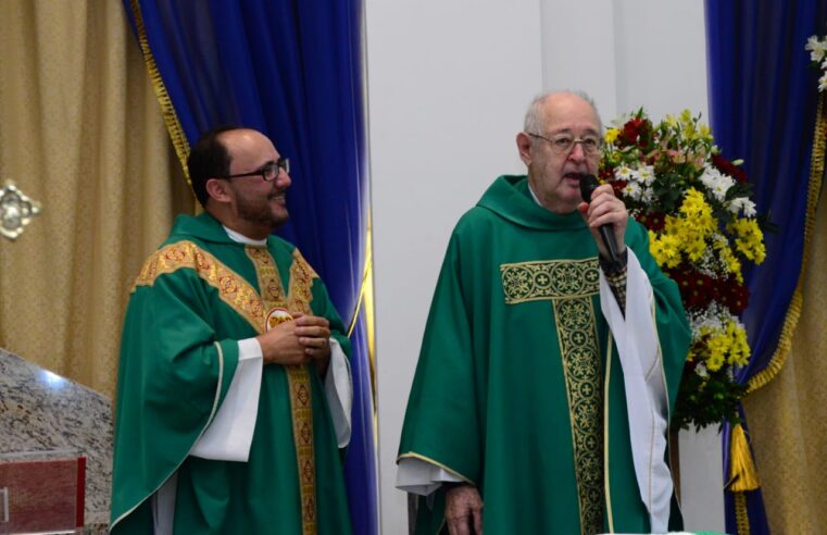 Padre Roberto Mendes concelebra missa na Aparecida