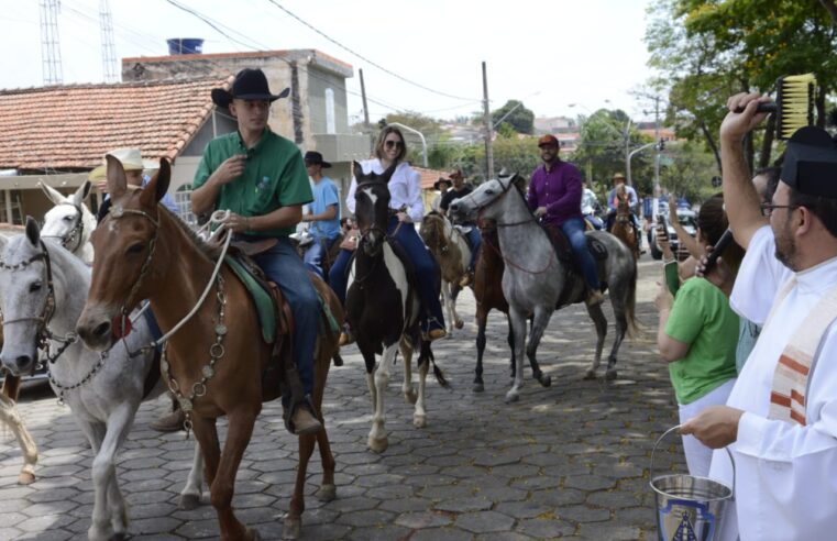 “Cavalgada da Padroeira” reuniu dezenas de cavaleiros e charreteiros