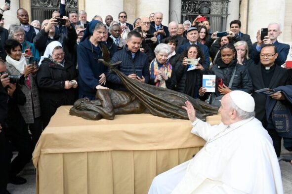 Escultura que convida o mundo a cuidar dos sem-teto é abençoada pelo Papa