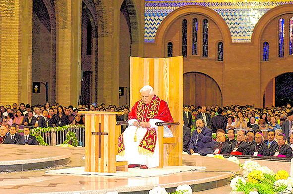 No Brasil, canonização de Frei Galvão e abertura da Conferência de Aparecida