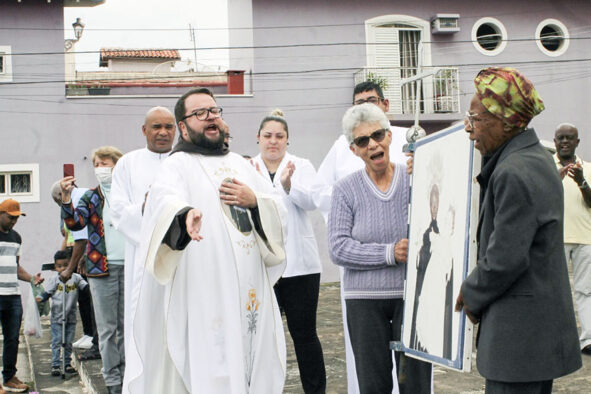 Levantamento do mastro reuniu fiéis na igreja de São Benedito