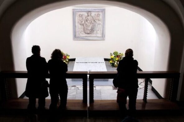 Túmulo de Bento XVI é liberado para visitas e orações dos fiéis