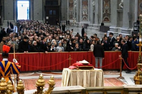 Fiéis prestam suas homenagens a Bento XVI na Basílica de São Pedro