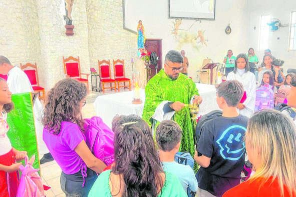 Paróquias realizam bênção das mochilas, estudantes e educadores