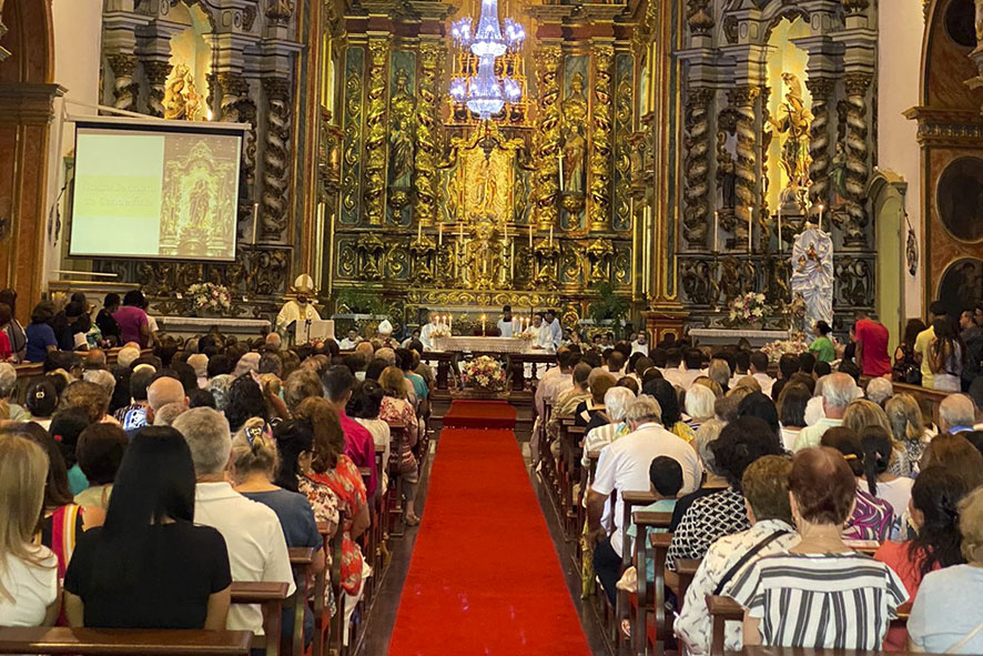 Procissão e missa solene encerram Festa da Padroeira