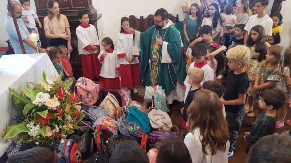 Igreja do Carmo realiza bênção dos estudantes e das mochilas