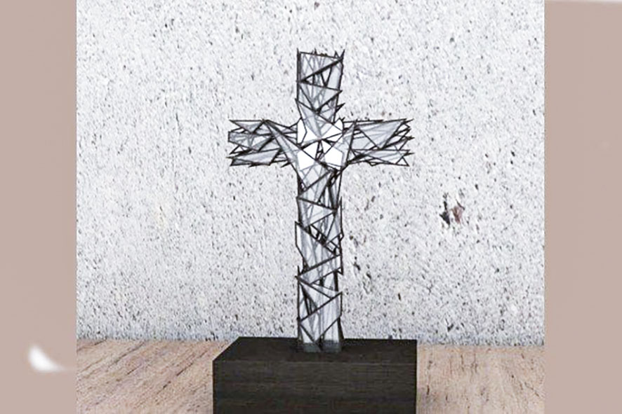 Papa recebe uma cruz, símbolo da dor do povo ucraniano