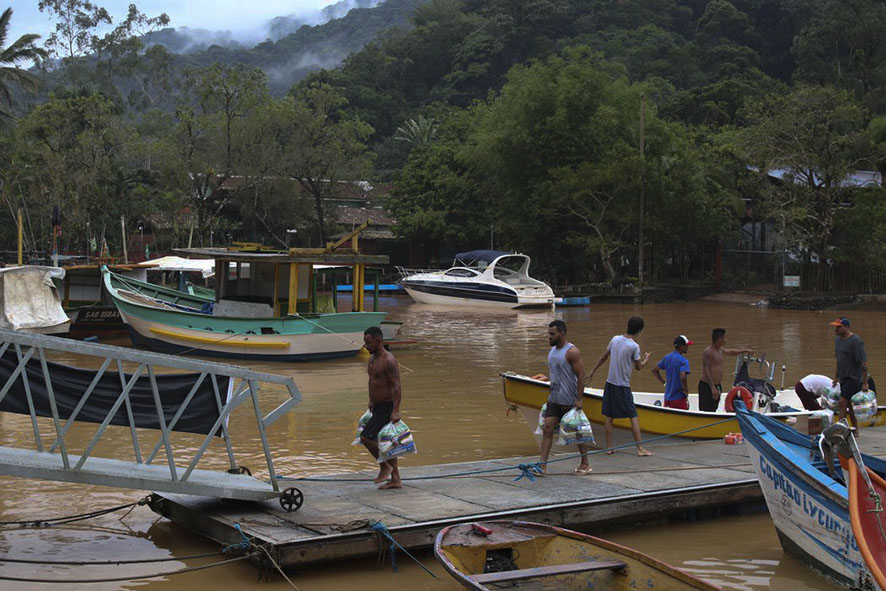 Posto de  arrecadação para as  vítimas das fortes chuvas