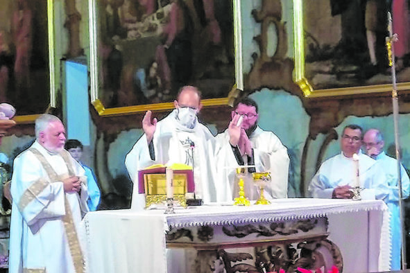 Missa Solene e Procissão Luminosa encerram celebrações da padroeira