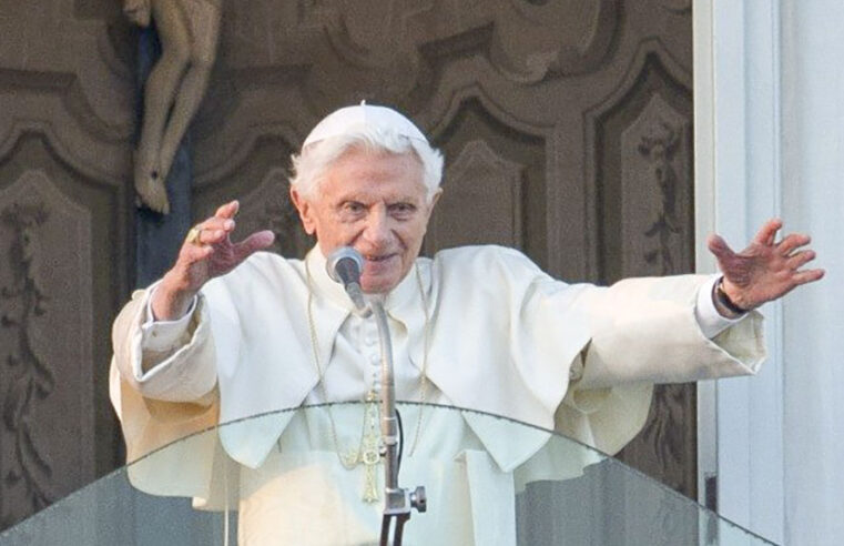 Ratzinger, há dez anos, o último adeus. Em um livro, o Papa que “desceu do trono”