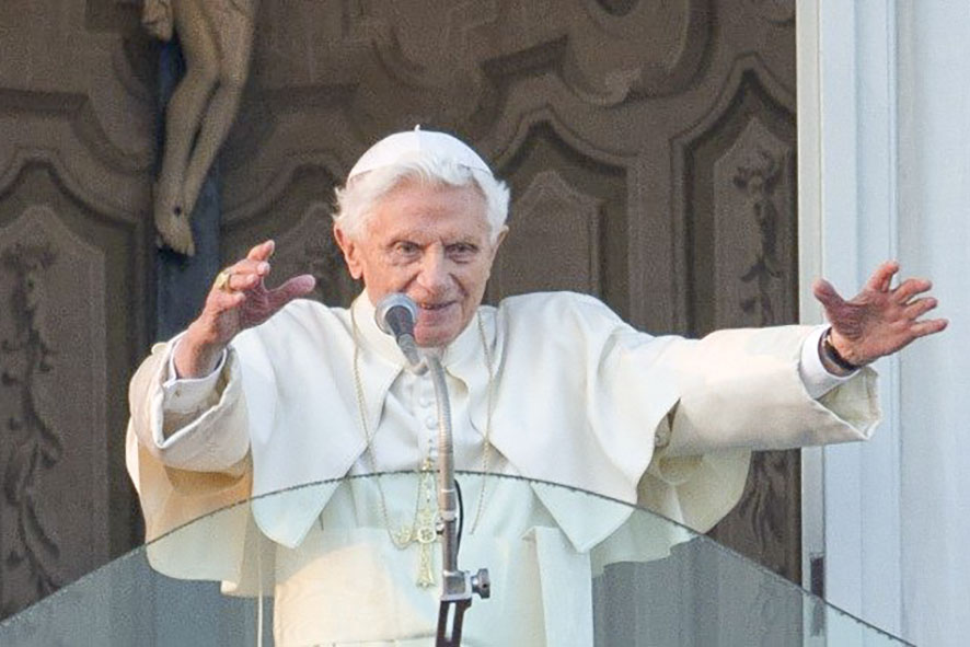 Ratzinger, há dez anos, o último adeus. Em um livro, o Papa que “desceu do trono”