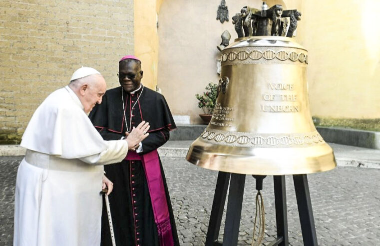 A bênção do Papa ao “sino pela vida” que vai à África: toda vida é sagrada e inviolável