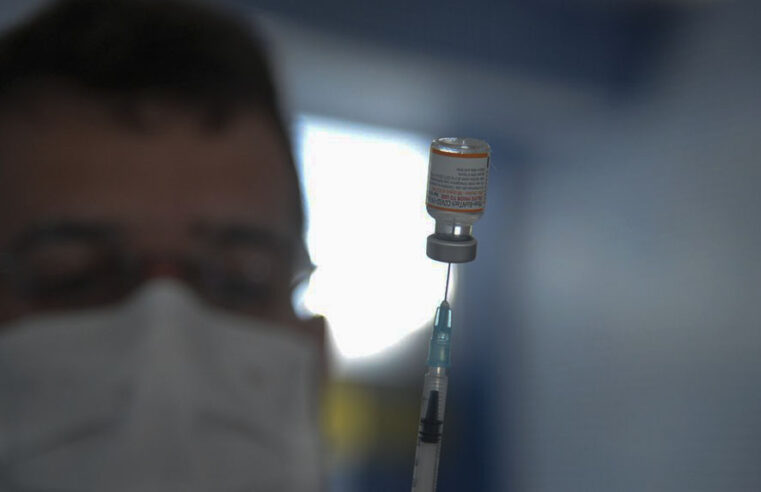 O Brasil começou a aplicar vacina bivalente contra covid-19