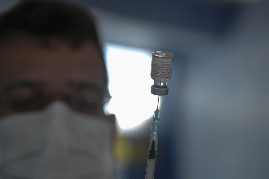 O Brasil começou a aplicar vacina bivalente contra covid-19