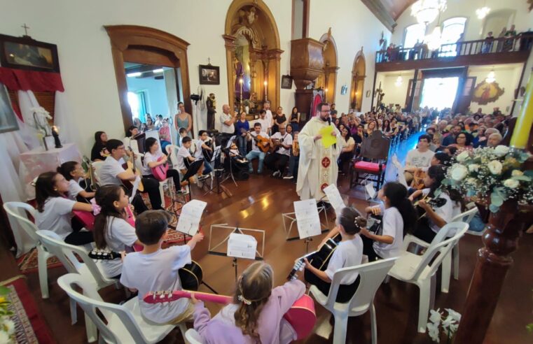 Crianças do projeto “Som do Carmelo” se apresentam na Igreja do Carmo