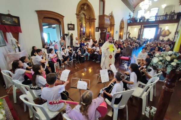 Crianças do projeto “Som do Carmelo” se apresentam na Igreja do Carmo