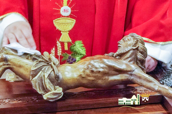 Sexta-feira Santa: Paixão e Morte de Cristo e Adoração da Cruz