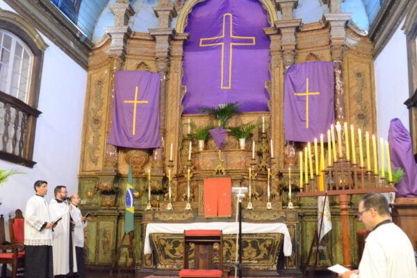 Ofício de Trevas emocionou os fiéis na Igreja do Carmo