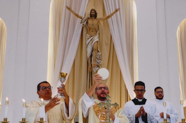 Domingo de Páscoa: Cristo ressuscitou e vive entre nós!!