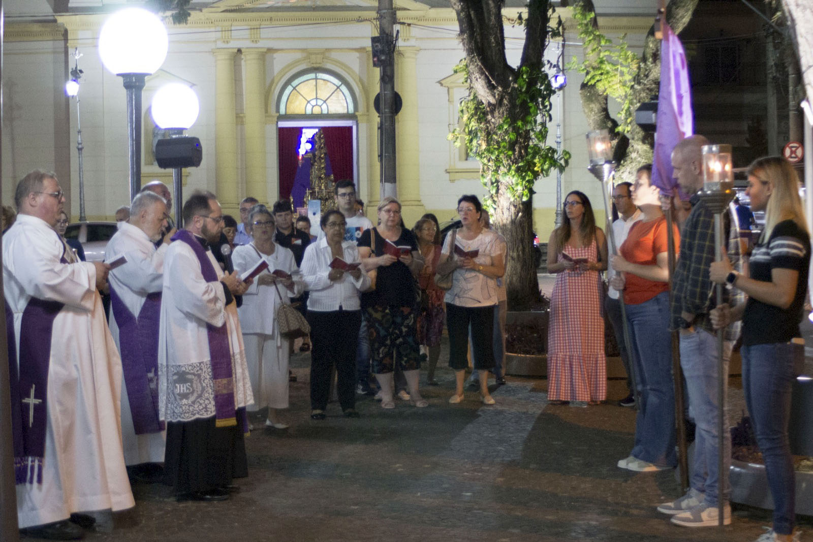 Paróquia da Candelária realizou Via Sacra no Largo da Matriz