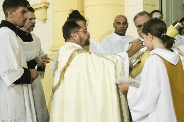 Semana Santa reúne centenas de fiéis