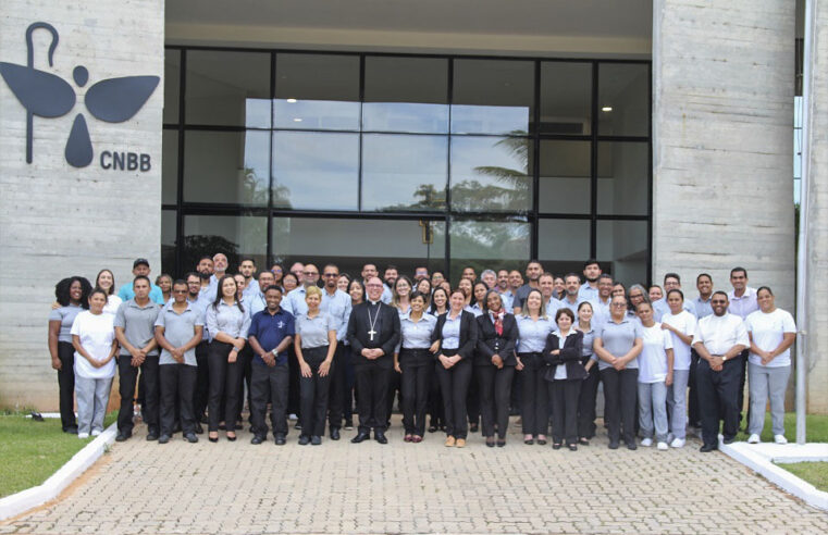 Novo Secretário-Geral da CNBB é acolhido por colaboradores na sede e pede: “transparência, lealdade e fidelidade”