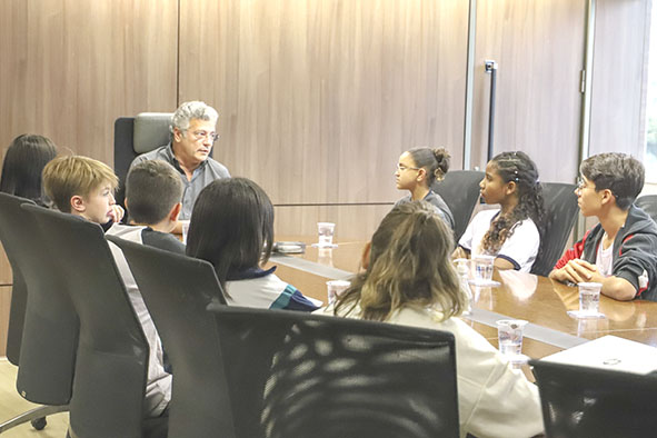 Vereadores mirins visitam gabinete do prefeito