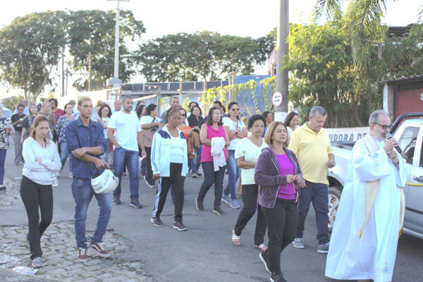 Procissão até a Comunidade Nossa Senhora Auxiliadora